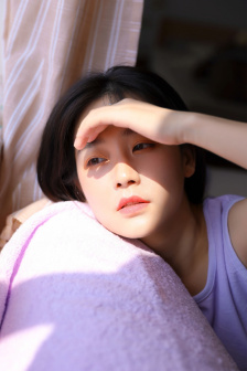 他唇之下